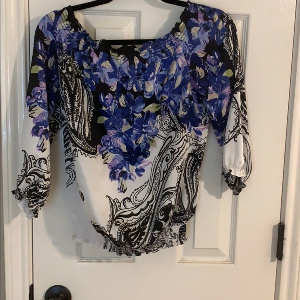 💙🖤Gorgeous off the shoulder blouse